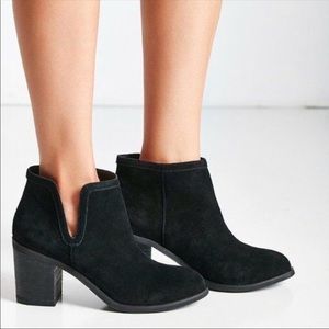 UO Dindle suede cutout ankle boots black